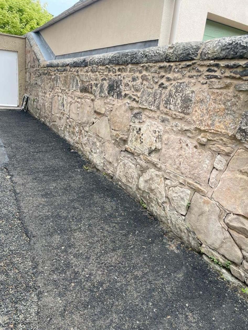 Clean natural stone boundary wall after stone cleaning in Edinburgh